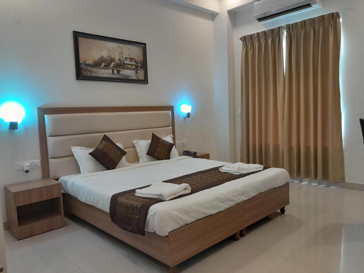 Hotel The Luxem - Behind Ibis Hotel Gurugram 구르가온 외부 사진