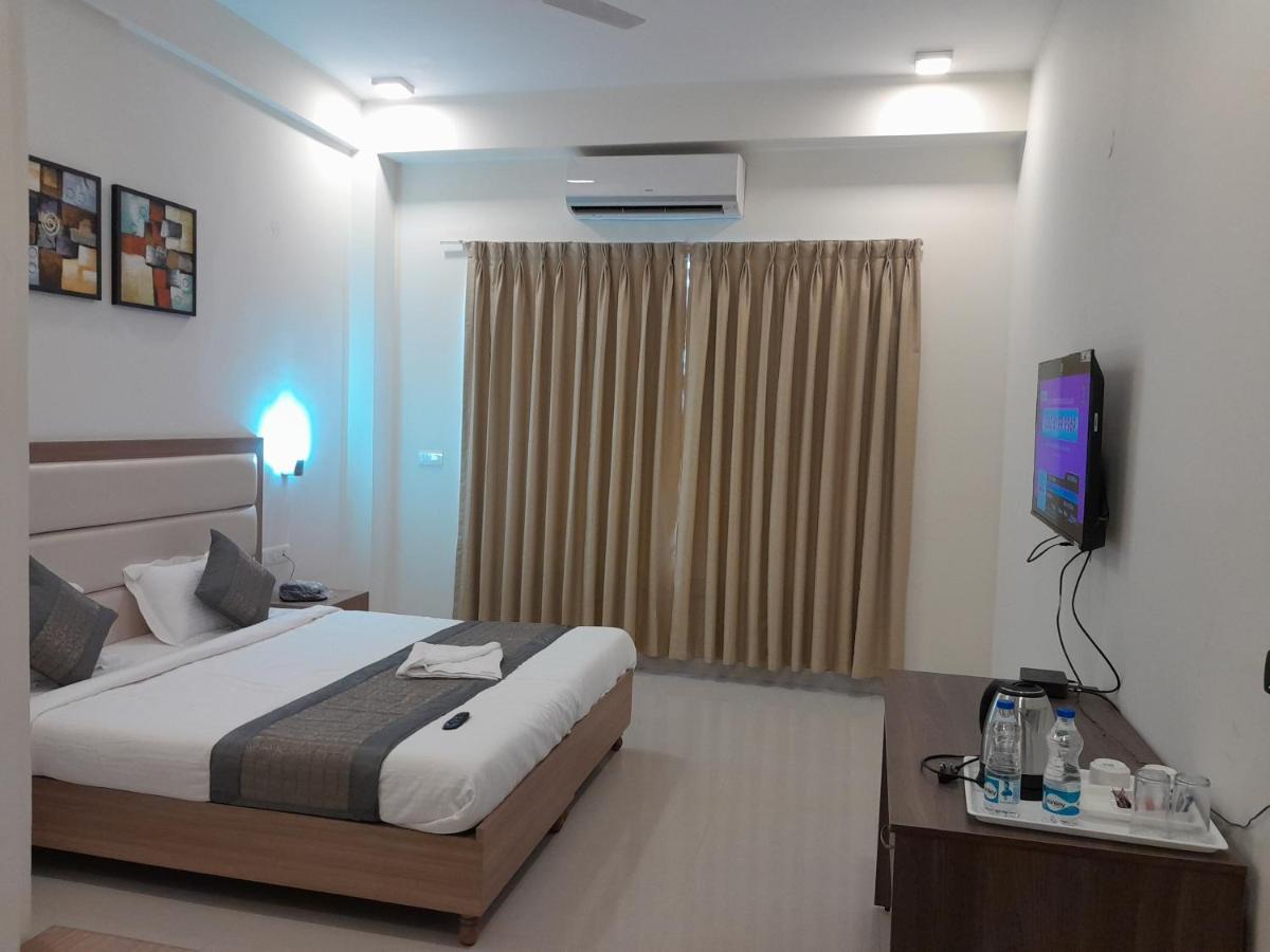 Hotel The Luxem - Behind Ibis Hotel Gurugram 구르가온 외부 사진