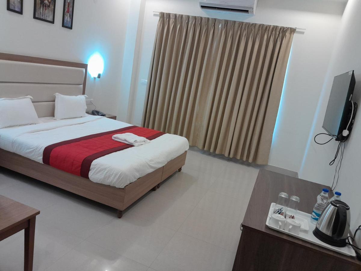 Hotel The Luxem - Behind Ibis Hotel Gurugram 구르가온 외부 사진