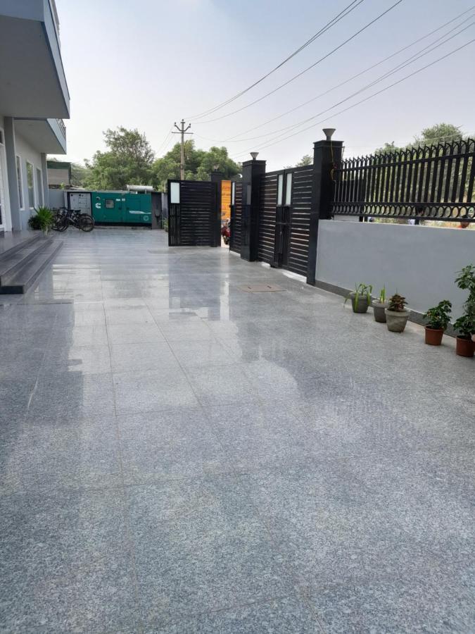 Hotel The Luxem - Behind Ibis Hotel Gurugram 구르가온 외부 사진