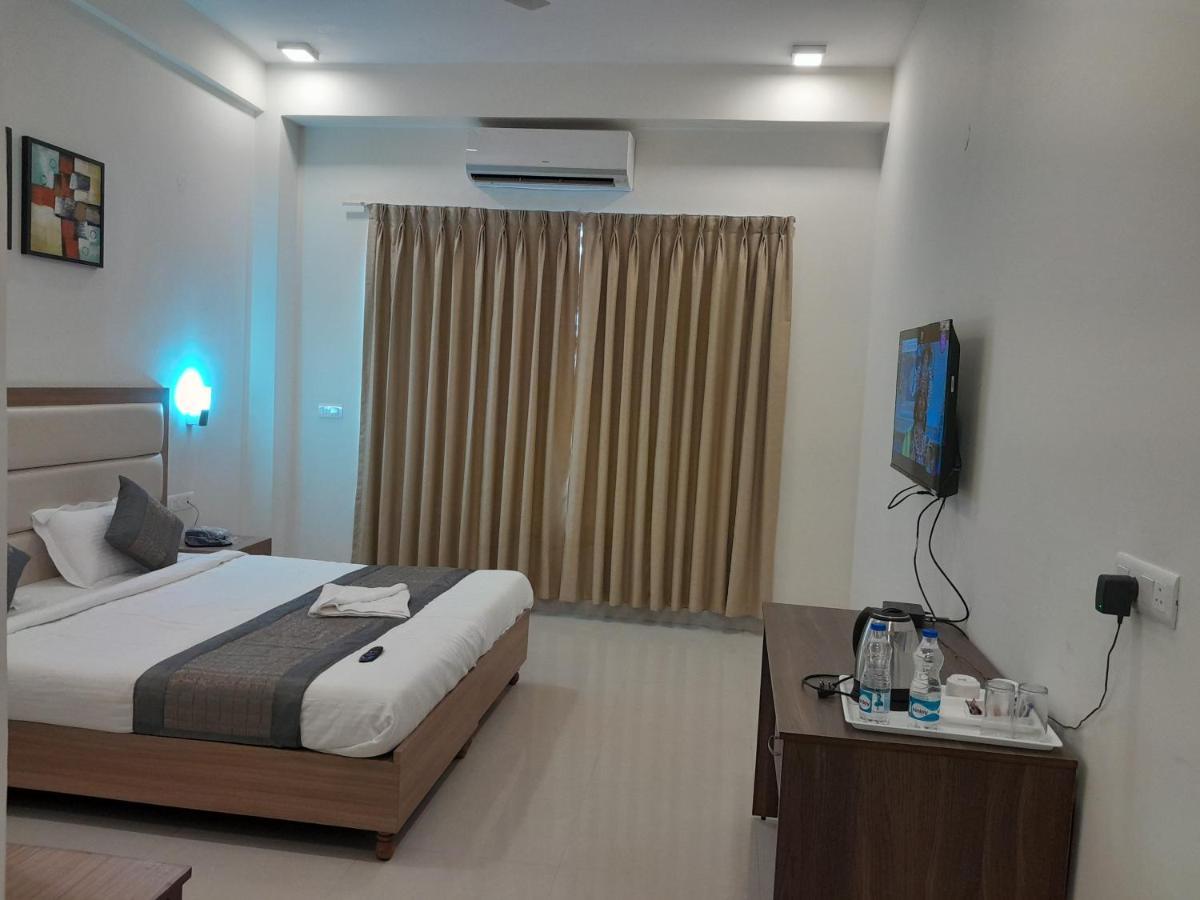 Hotel The Luxem - Behind Ibis Hotel Gurugram 구르가온 외부 사진