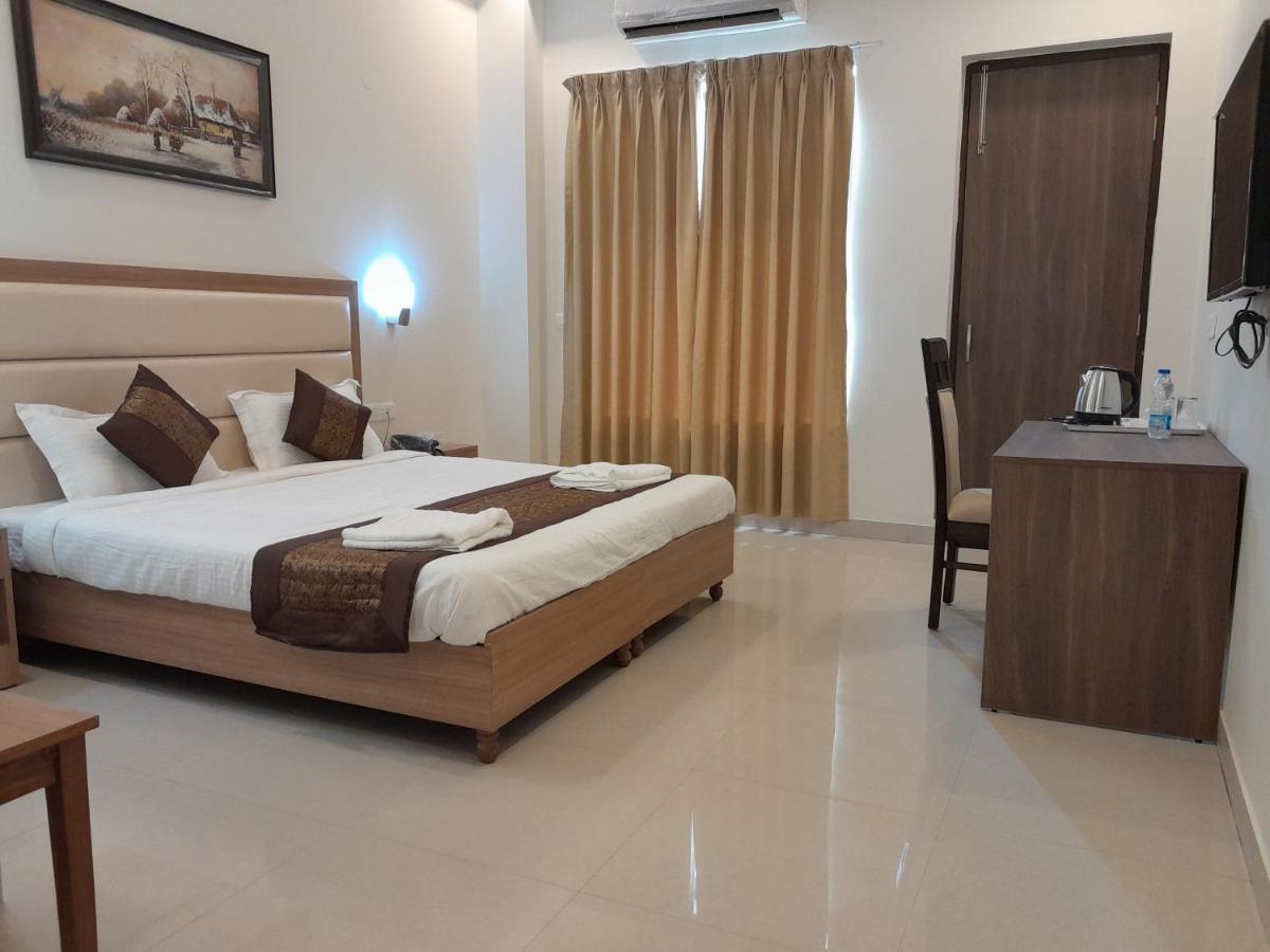 Hotel The Luxem - Behind Ibis Hotel Gurugram 구르가온 외부 사진