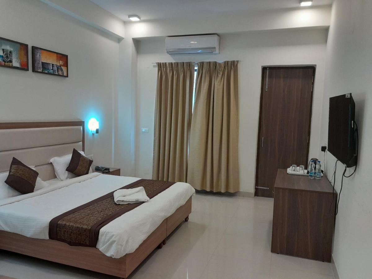 Hotel The Luxem - Behind Ibis Hotel Gurugram 구르가온 외부 사진