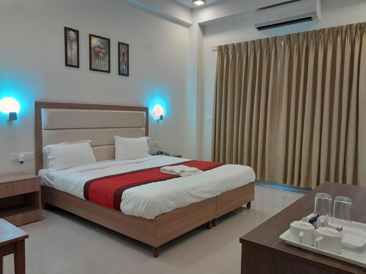 Hotel The Luxem - Behind Ibis Hotel Gurugram 구르가온 외부 사진