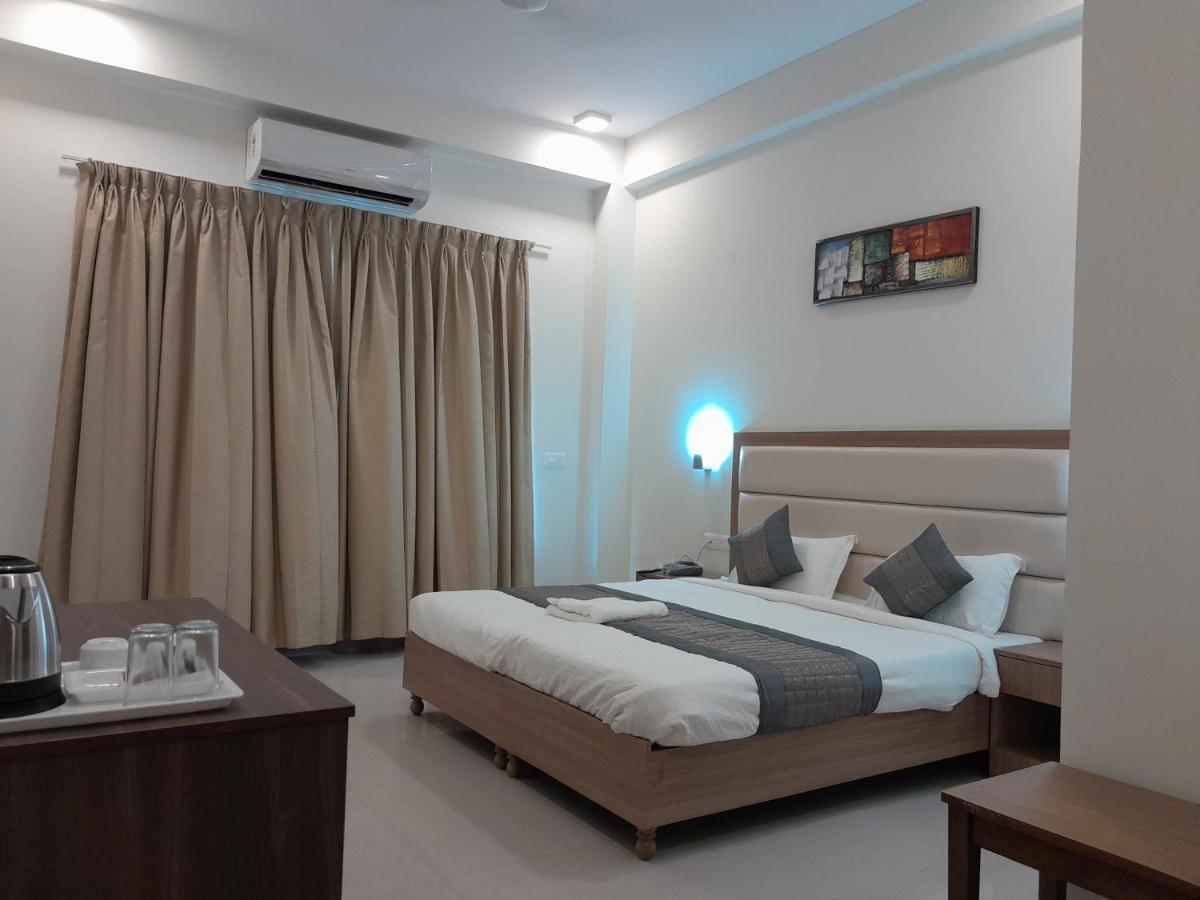 Hotel The Luxem - Behind Ibis Hotel Gurugram 구르가온 외부 사진