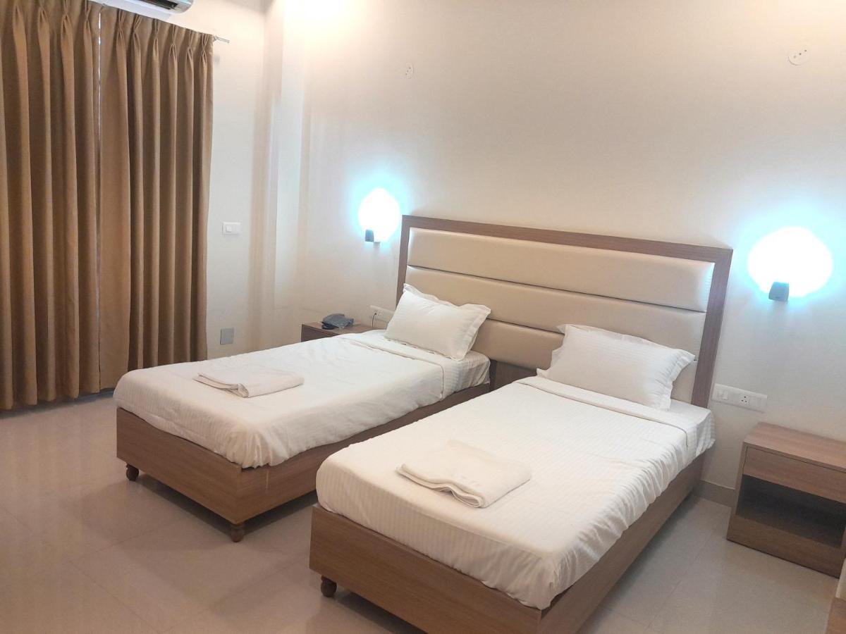 Hotel The Luxem - Behind Ibis Hotel Gurugram 구르가온 외부 사진