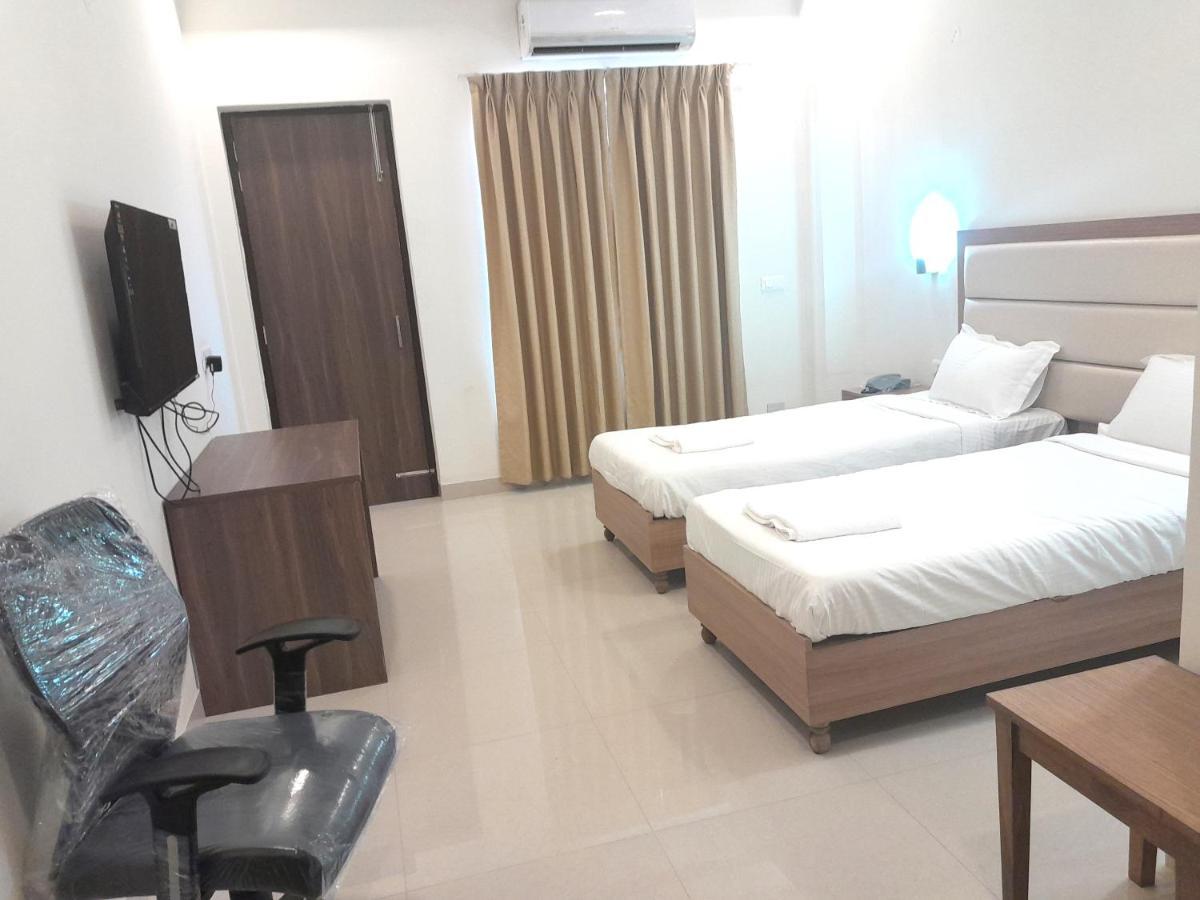 Hotel The Luxem - Behind Ibis Hotel Gurugram 구르가온 외부 사진