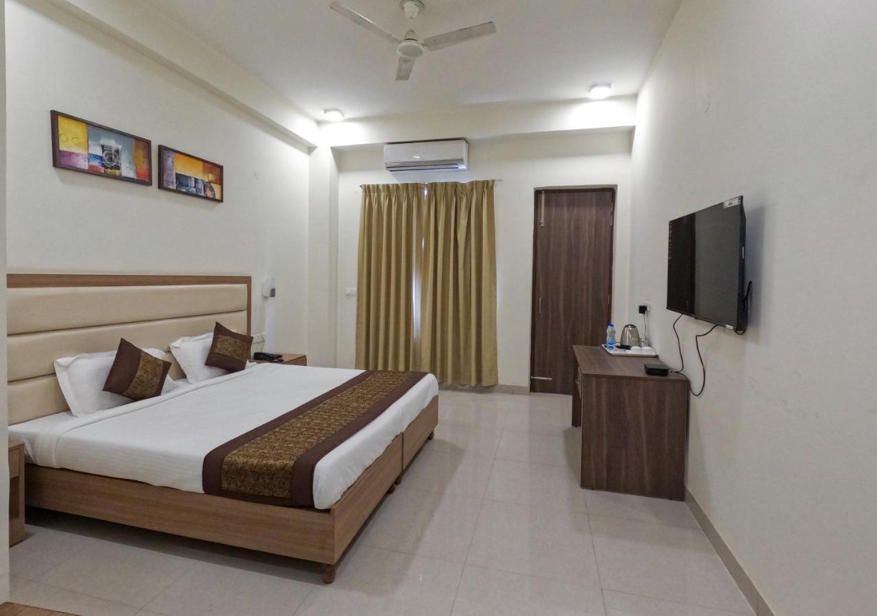 Hotel The Luxem - Behind Ibis Hotel Gurugram 구르가온 외부 사진