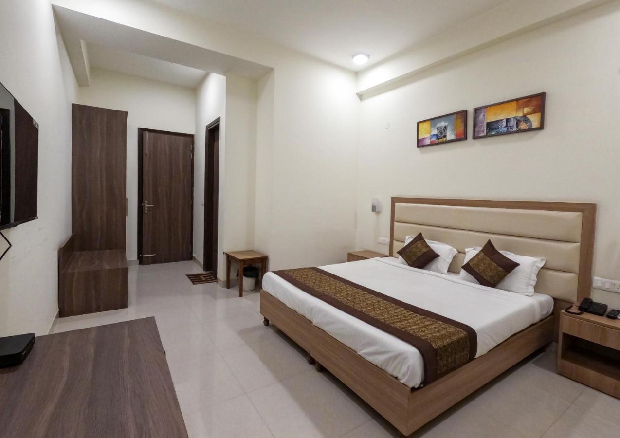 Hotel The Luxem - Behind Ibis Hotel Gurugram 구르가온 외부 사진