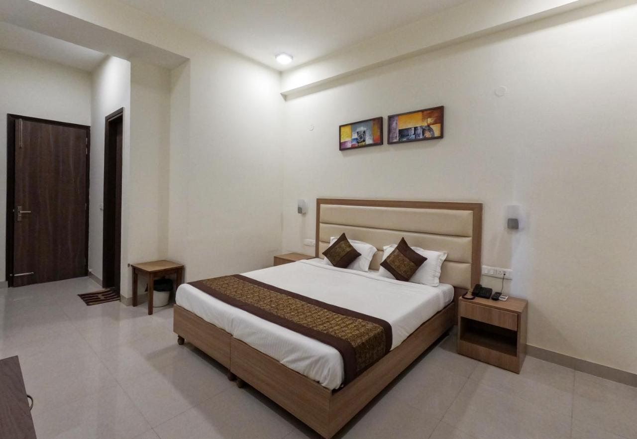 Hotel The Luxem - Behind Ibis Hotel Gurugram 구르가온 외부 사진