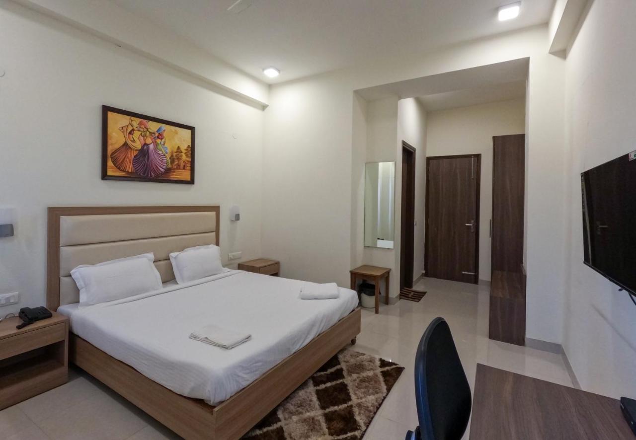 Hotel The Luxem - Behind Ibis Hotel Gurugram 구르가온 외부 사진