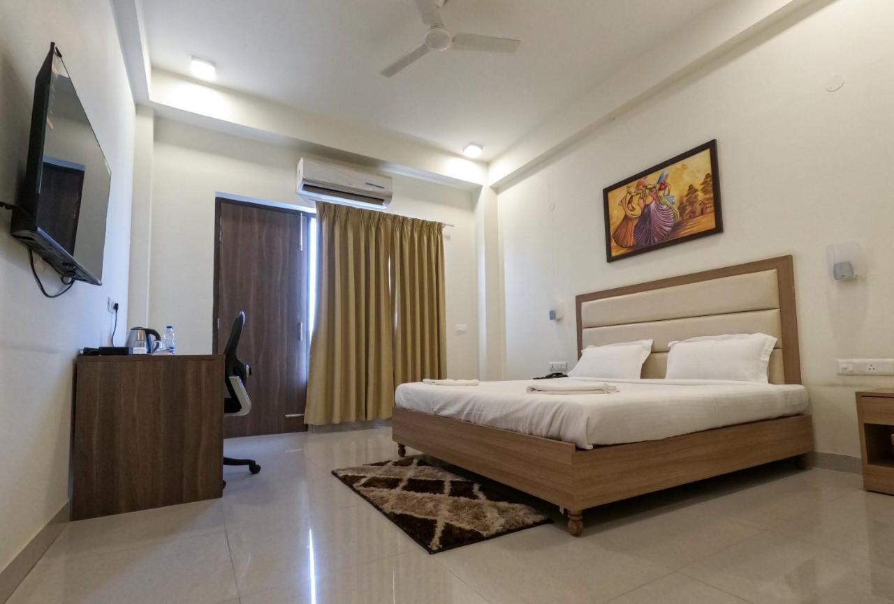 Hotel The Luxem - Behind Ibis Hotel Gurugram 구르가온 외부 사진