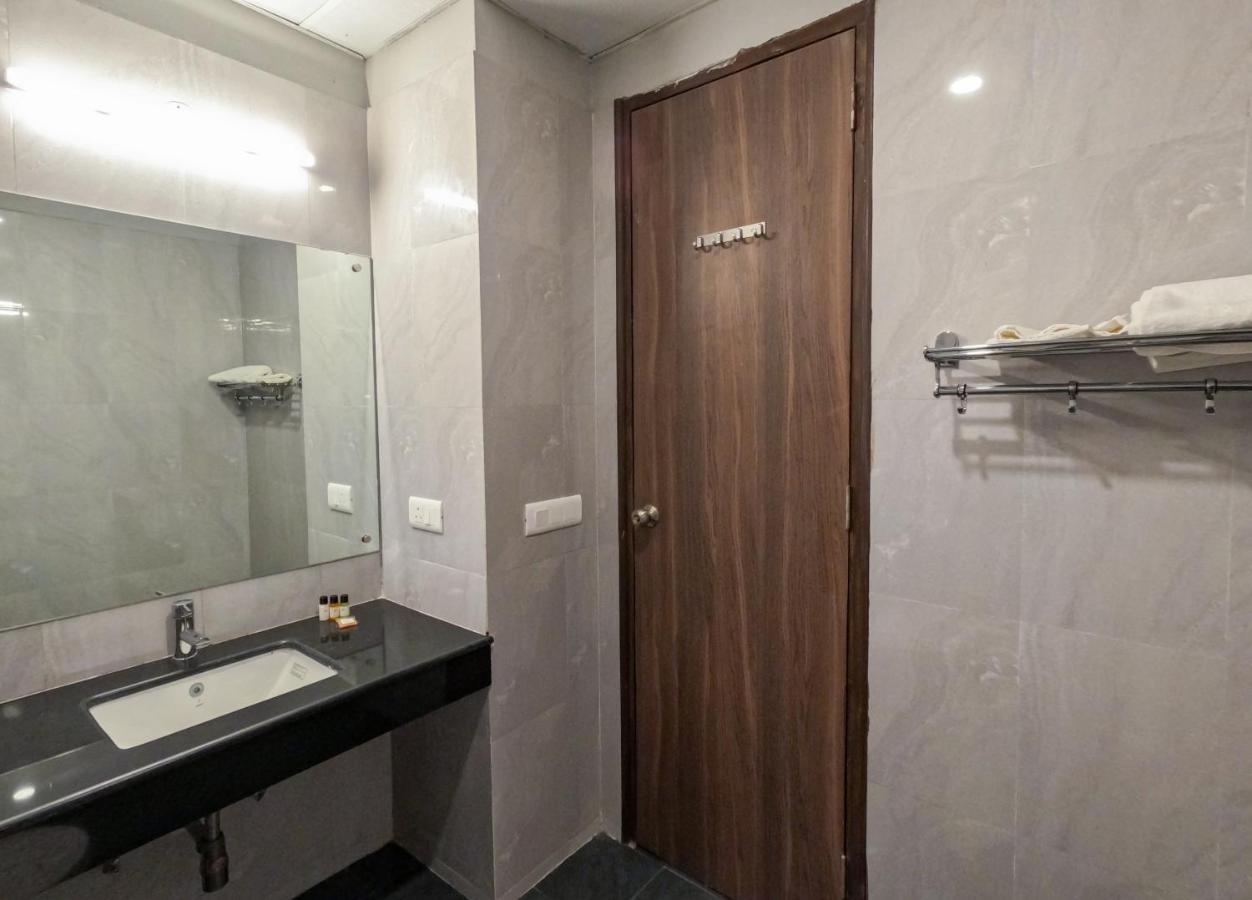 Hotel The Luxem - Behind Ibis Hotel Gurugram 구르가온 외부 사진