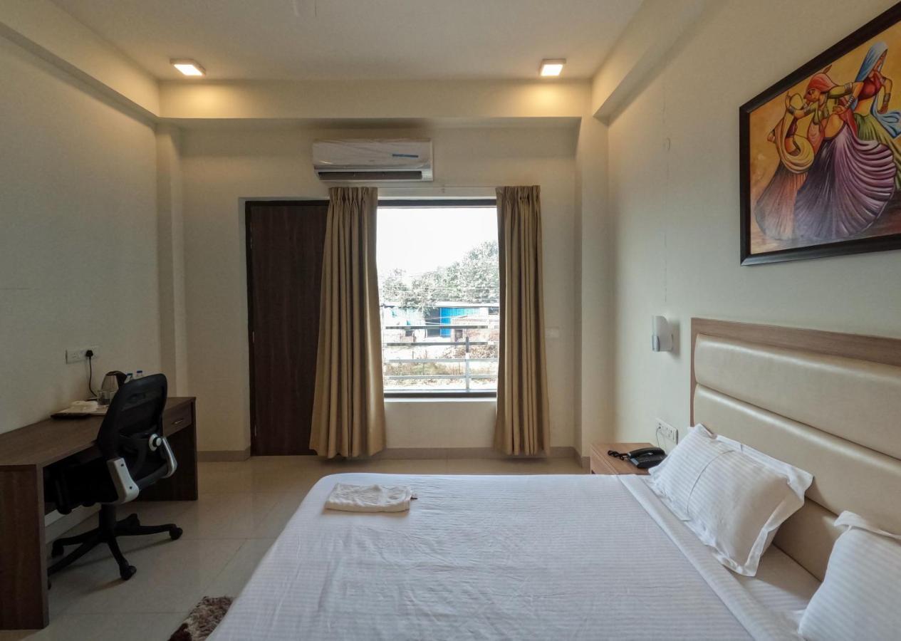 Hotel The Luxem - Behind Ibis Hotel Gurugram 구르가온 외부 사진