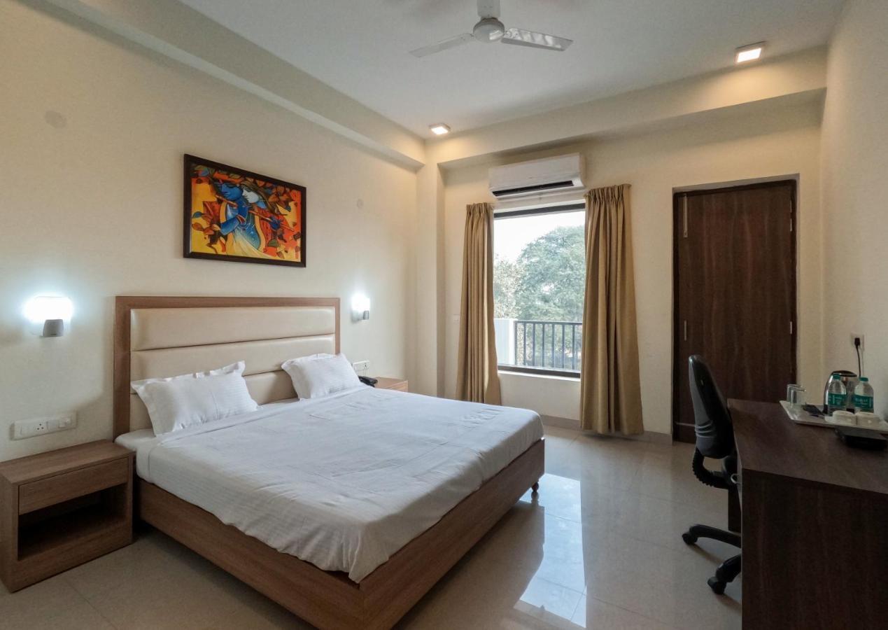 Hotel The Luxem - Behind Ibis Hotel Gurugram 구르가온 외부 사진