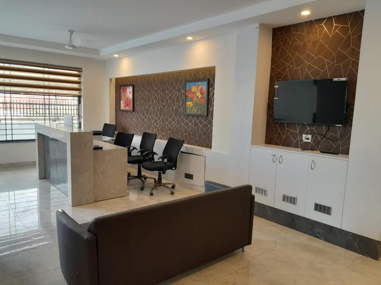 Hotel The Luxem - Behind Ibis Hotel Gurugram 구르가온 외부 사진